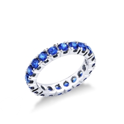Anillo tipo Eternity en oro blanco con zafiros azules