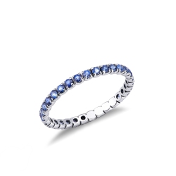Alianza de eternidad en oro blanco de 18 kilates con zafiros azules 