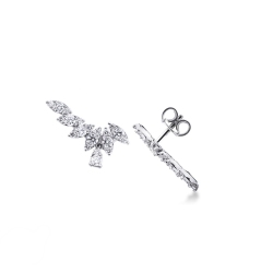 Boucles d’oreilles design en or blanc 18k avec diamants