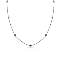 Collier en or bruni 18k sublimé par 9 diamants noirs