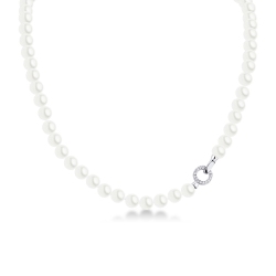 Japanese pearl necklace with a 18k white gold closure with diamonds