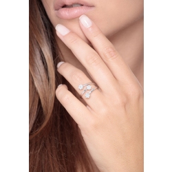 Anillo Illusion en oro blanco 18 quilates con tres flores diamantes 2