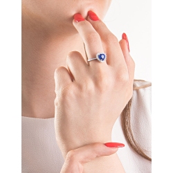 Anello in oro bianco 18k con zaffiro blu a cuore e contorno in diamanti 2
