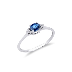 Bague en or blanc 18 carats sertie d’un saphir bleu 