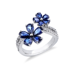 Blue sapphire flowers ring in 18kt white gold