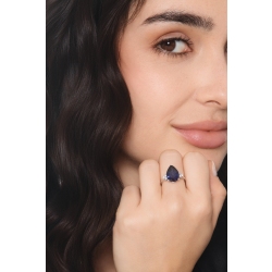 Ring in white gold 18k with central blue sapphire drop cut and three diamonds per side 2