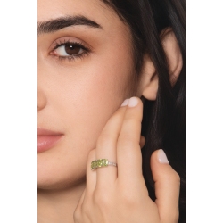 18k white gold ring with diamonds and peridots 2