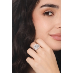 Bague en or blanc avec diamants en design fausses navettes 2