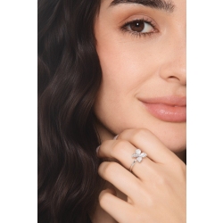 Anello fiore con diamanti in oro bianco 750 2