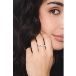 Anillo solitario moderno en oro blanco 18k con diamante engastado a presión 2