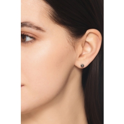 Pendiente individual en oro blanco de 18k con diamante negro  2