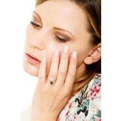 Anillo solitario en oro blanco de 18k con diamante negro y diamantes blancos 2