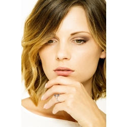 Weißgold Ring mit zwei blauen Saphiren und einem Diamanten 2