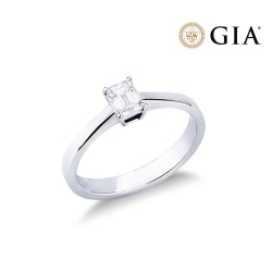 Anello con diamante taglio smeraldo 0.50ct GIA in oro bianco 18k