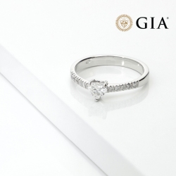 Bague solitaire Or Blanc 18k avec diamant cœur certifié GIA 0.30 ct