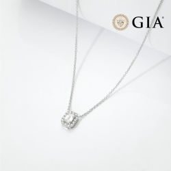 Collier Or Blanc 18k avec diamant émeraude GIA 0.50 CT et halo de diamants