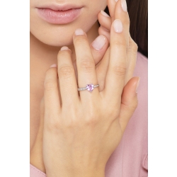 Anillo en oro blanco de 18k con un zafiro rosa en forma de corazón y diamantes 2