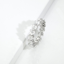 Anillo Eternity de Oro Blanco 18k con Diamantes Talla Corazón