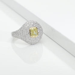 Anello con diamante taglio cushion fancy yellow 1.01ct GIA in oro bianco 18k e pavè in diamanti. PREZZO SU RICHIESTA. 2