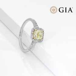 Anello con diamante taglio cushion fancy yellow 1.00ct GIA in oro bianco e giallo 18k. PREZZO SU RICHIESTA.