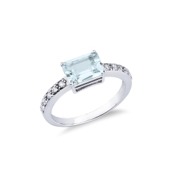 Anillo en oro blanco 18k con una aguamarina