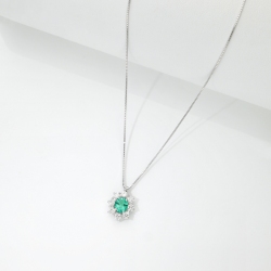 Necklace with pendant composed by a emerald crowned by diamonds