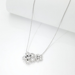 Colgante Floral de Oro Blanco 18 quilates con Brillantes