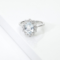 Anillo halo de Oro 18k con Aguamarina 9x7 y Diamantes