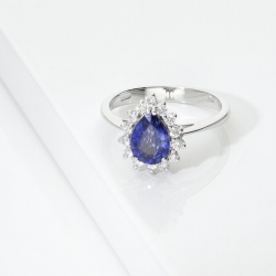Anello contorno in oro bianco 750 con zaffiro blu e diamanti