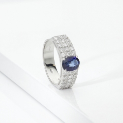 Anello a fascia in oro bianco 18k con zaffiro blu e tre file in diamanti
