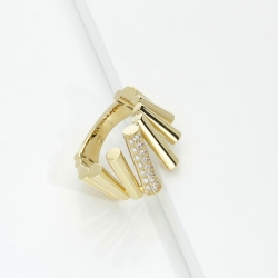 Anello in oro giallo 18k con dettagli scultorei e pavé di diamanti