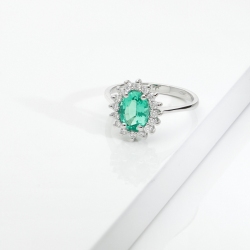 18k white gold ring with emerald oval cut and diamonds