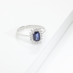 Bague Lady Di Or Blanc 18k saphir bleu rectangulaire et diamants