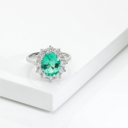 ANELLO CONTORNO CON SMERALDO OVALE MM10X8 E 12BRILLANTI