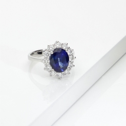 Diamonds and blue sapphire halo ring in white gold 18k