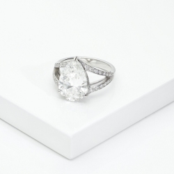 Anillo diamante pera 3 quilates GIA Oro Blanco 18k Precio bajo solicitud