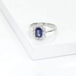 Anillo halo de oro blanco de 18k con zafiro azul y diamantes