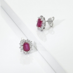 Boucles d'oreilles entourage en or blanc 18 carats rubis et diamants