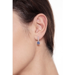 Boucles d'oreilles en or blanc 18k serties de saphirs bleus  2