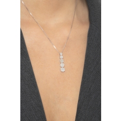 Collar en oro blanco de 18k con colgante de cinco flores 2