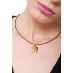 Medalla religiosa de la Virgen realizada en oro amarillo 18k 2