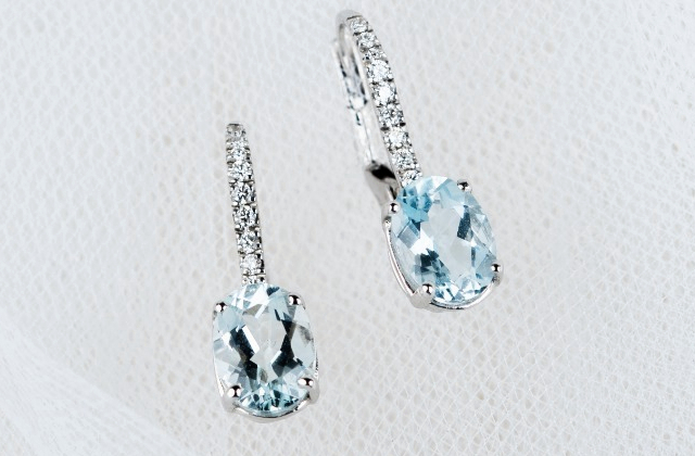 boucles d'oreilles pendantes en or blanc, orn&eacute;es d'aigues-marines et de diamants