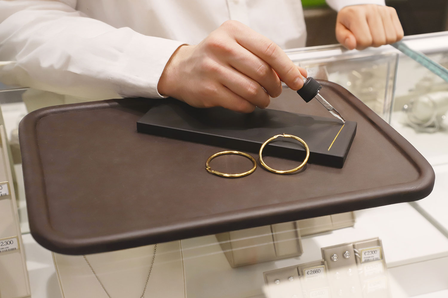 Procedimento di verifica dell'autenticit&agrave; e della caratura dell'oro con la pietra di paragone ed uno speciale acido